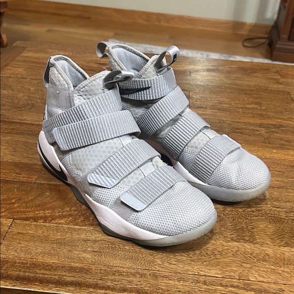 Athletic_Shoes